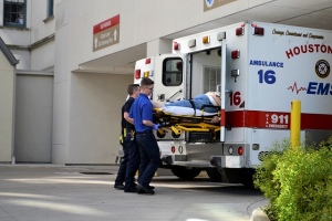 Patient ankommer til sygehus i ambulance